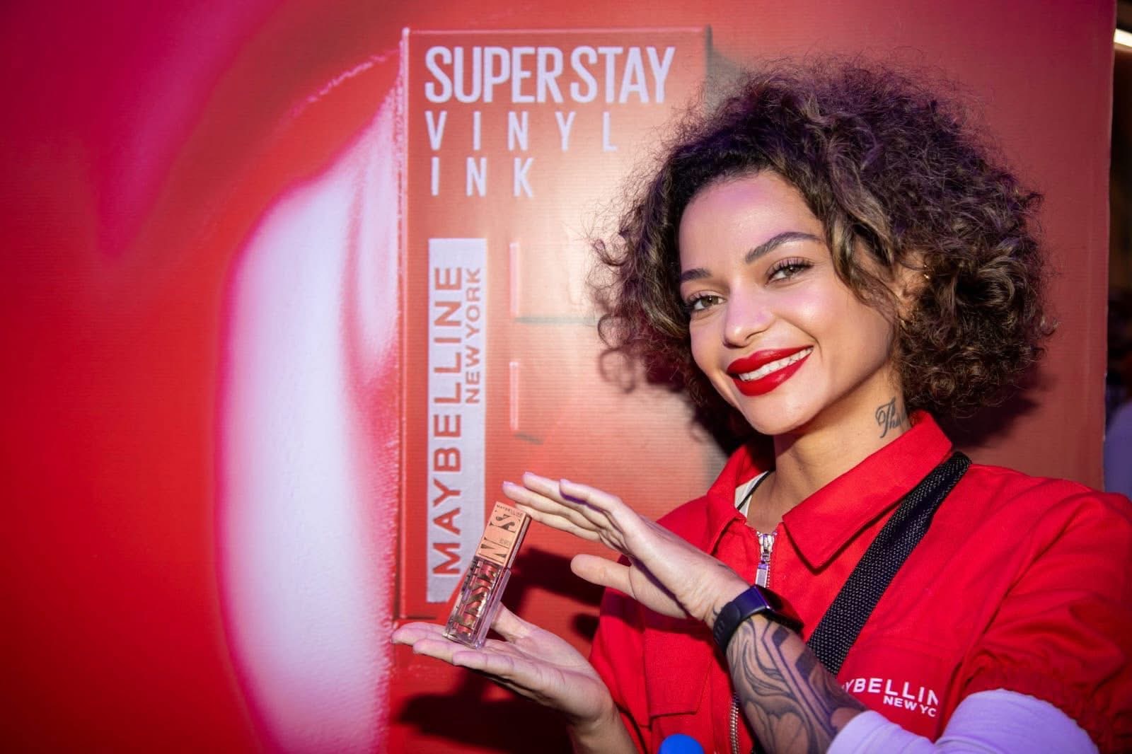 Bárbara Macedo em ação da Maybelline Super Stay Vinyl Ink
