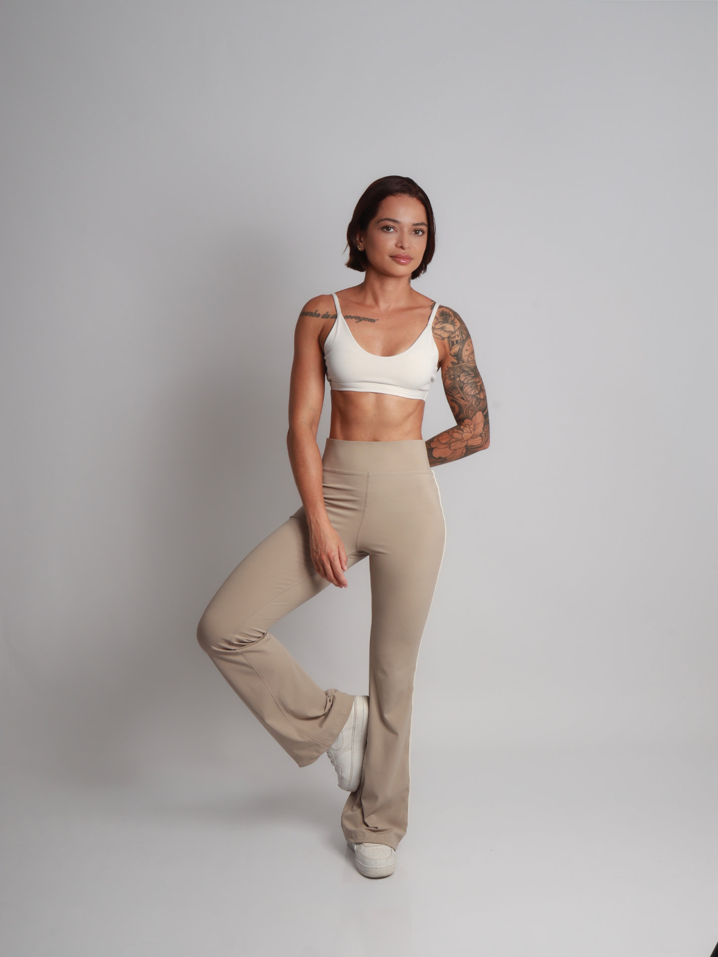 Bárbara Macedo de corpo inteiro em look esportivo bege