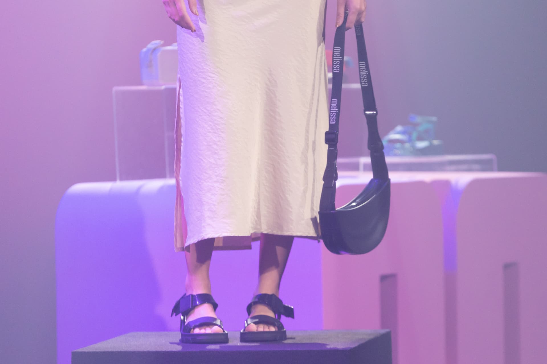Detalhes do desfile da Melissa: sandália azul e bolsa da marca